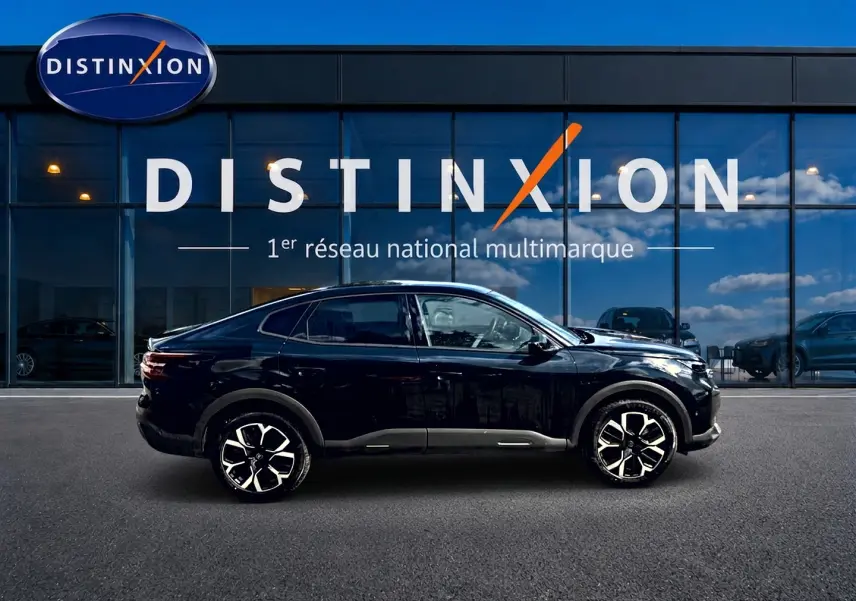 Vue de profil côté gauche d'une Citroën C4 X noire 2025 avec jantes alliage et vitres arrière surteintées.