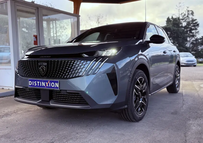 Peugeot 3008 Hybrid 2025 bleu Ingaro métal, vue 3/4 avant droit avec calandre noire distinctive et phares allumés.