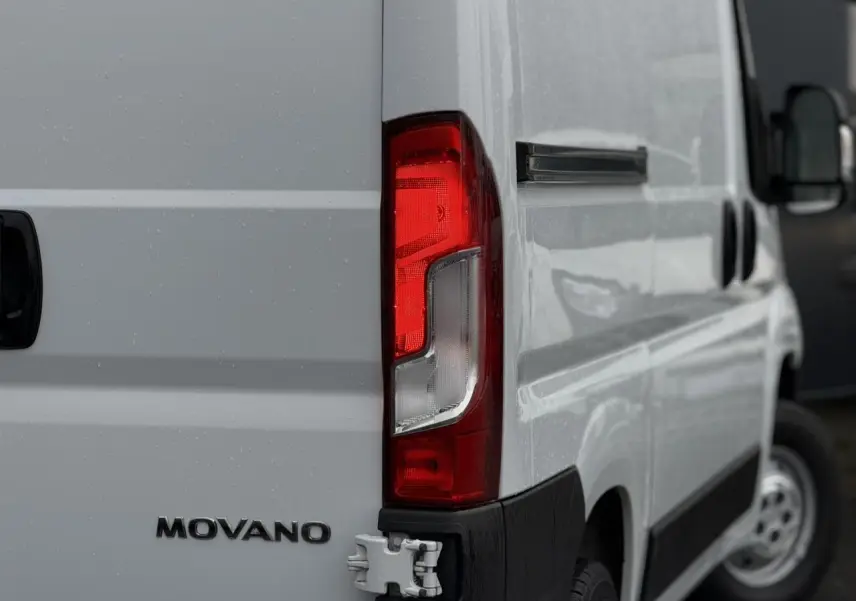 Gros plan sur l'arrière droit blanc de l'Opel Movano Fourgon avec feu arrière et logo MOVANO visible.