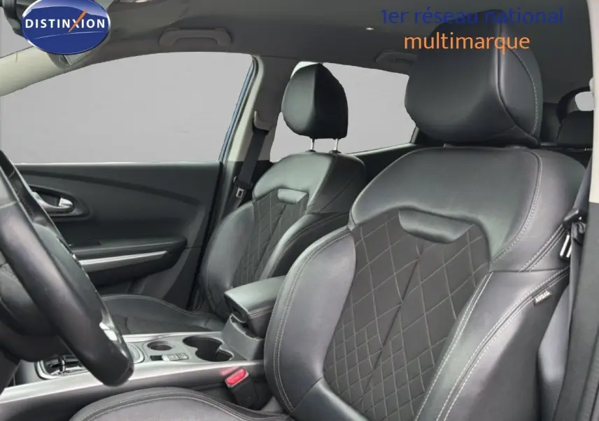 Vue intérieure côté gauche montrant les sièges avant en cuir noir avec surpiqûres contrastées du Renault Kadjar 2021.