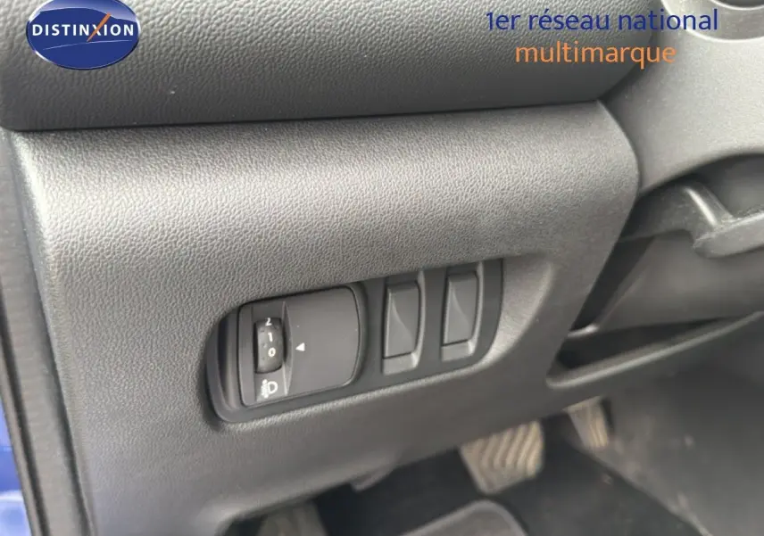 Détail des commandes d’éclairage et réglages situés à gauche sous le tableau de bord du Renault Kadjar bleu Iron.