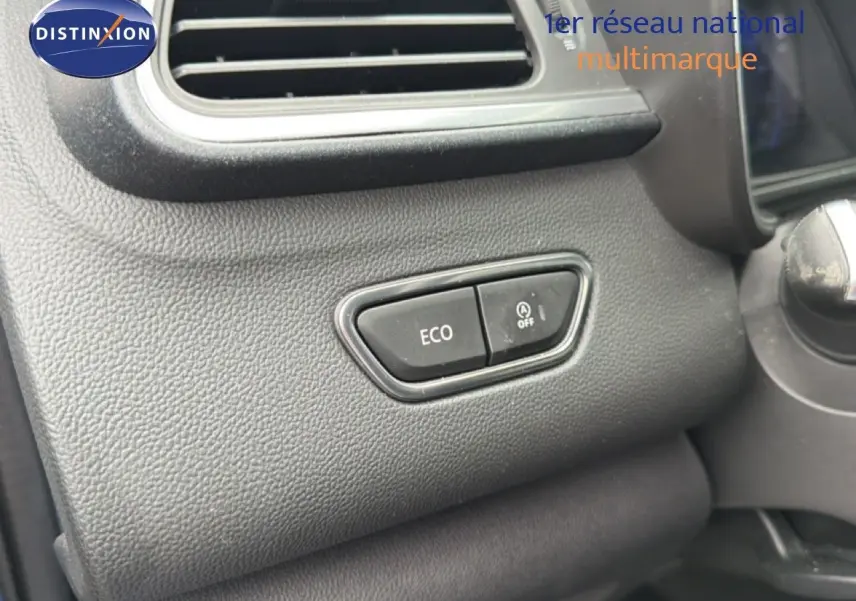 Gros plan sur les boutons ECO et arrêt auto-start dans l'habitacle du Renault Kadjar bleu Iron 2021.