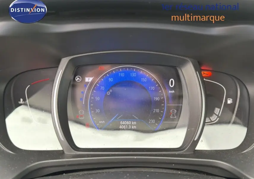 Tableau de bord numérique du Renault Kadjar bleu Iron, affichant 64 060 km et vitesse à 0 km/h.