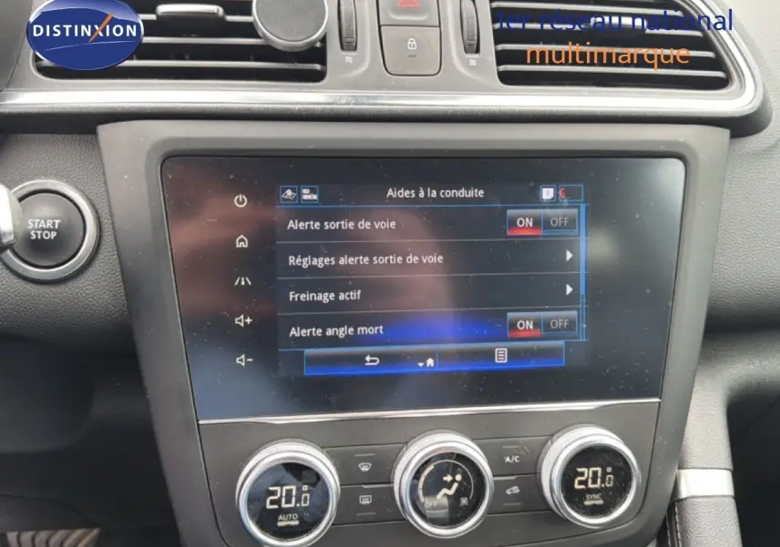 Vue rapprochée de la console centrale du Renault Kadjar 2021, écran tactile affichant les aides à la conduite, intérieur noir.