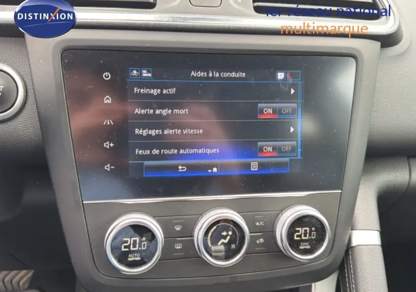 Écran tactile central du Renault Kadjar 2021 affichant les aides à la conduite, avec commandes de climatisation en dessous.