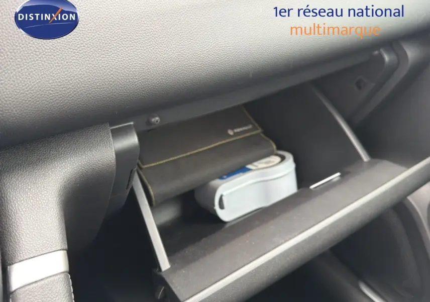 Gant de boîte à gants ouvert montrant un étui noir et un petit appareil blanc à l'intérieur d'un Renault Kadjar 2021.