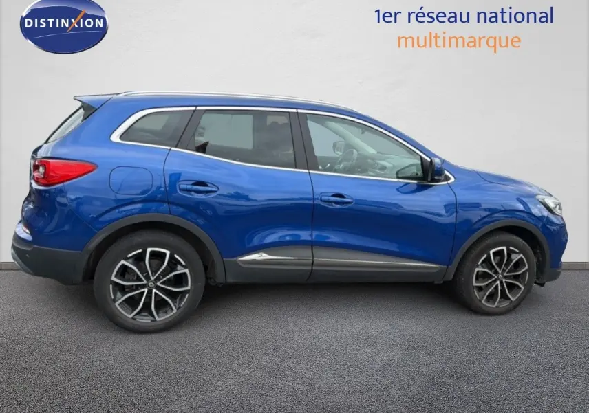 Profil droit du Renault Kadjar bleu Iron 2021 avec jantes alliage noires et détails chromés.