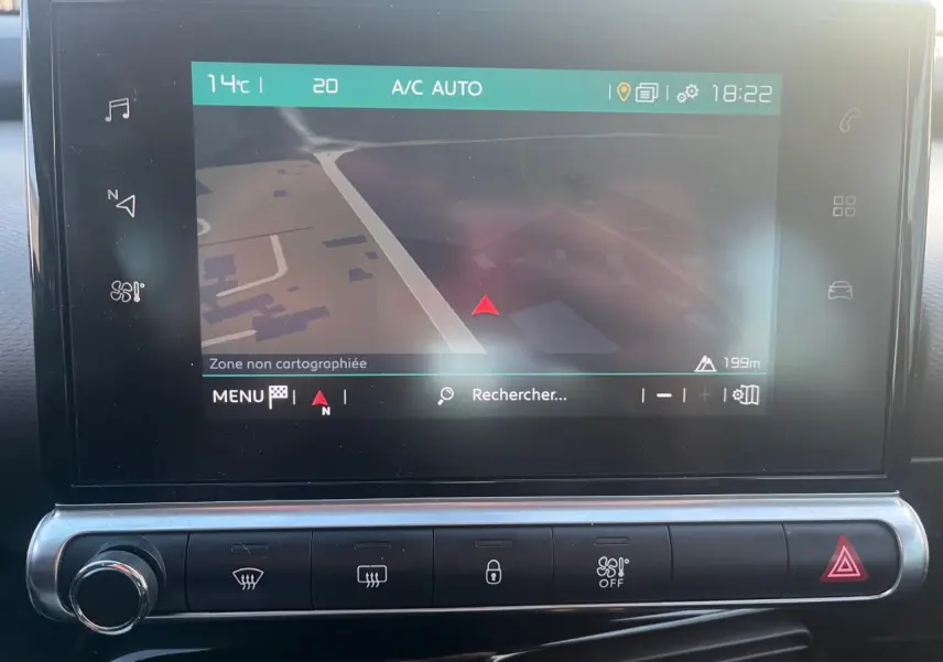 Écran tactile central du tableau de bord du Citroën C4 Cactus 2020 affichant la navigation GPS.