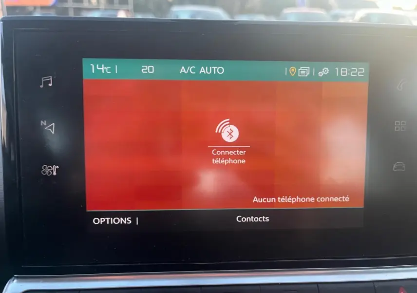 Écran tactile central de la Citroën C4 Cactus 2020 affichant la connexion Bluetooth pour téléphone.