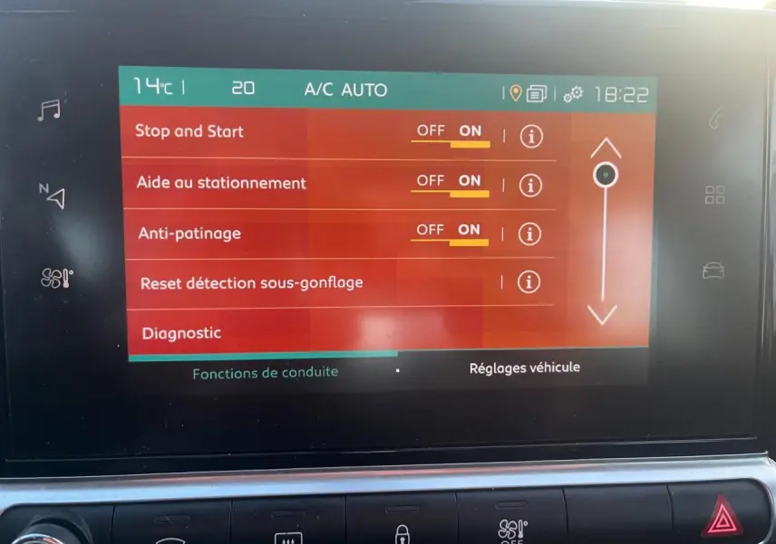 Écran tactile central du Citroën C4 Cactus 2020 affichant les réglages d’aide à la conduite et Stop & Start.