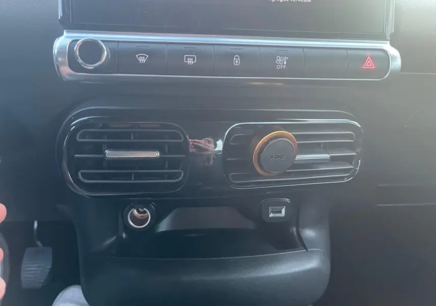 Vue rapprochée de la console centrale noire du Citroën C4 Cactus 2020 avec aérateurs et commandes tactiles visibles.