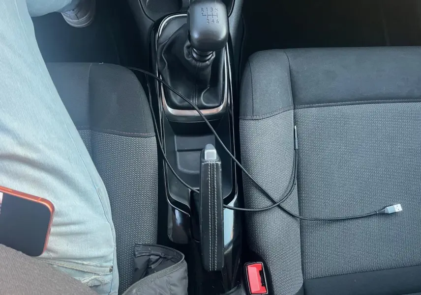 Vue intérieure centrée sur la console centrale d'une Citroën C4 Cactus 2020, avec levier de vitesse manuel et sièges gris.