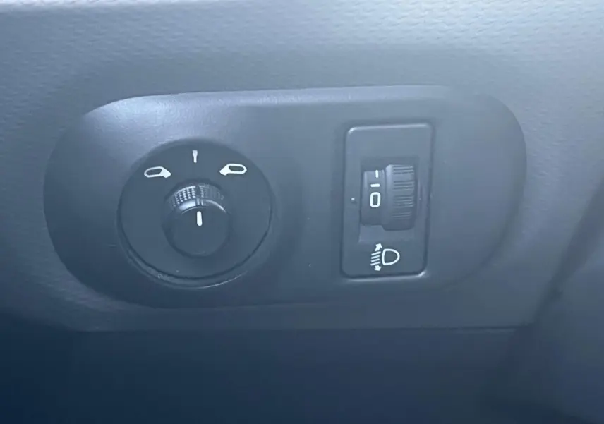 Détail des commandes d’éclairage et réglage des phares dans l’habitacle d’une Citroën C4 Cactus blanche, version 2020.