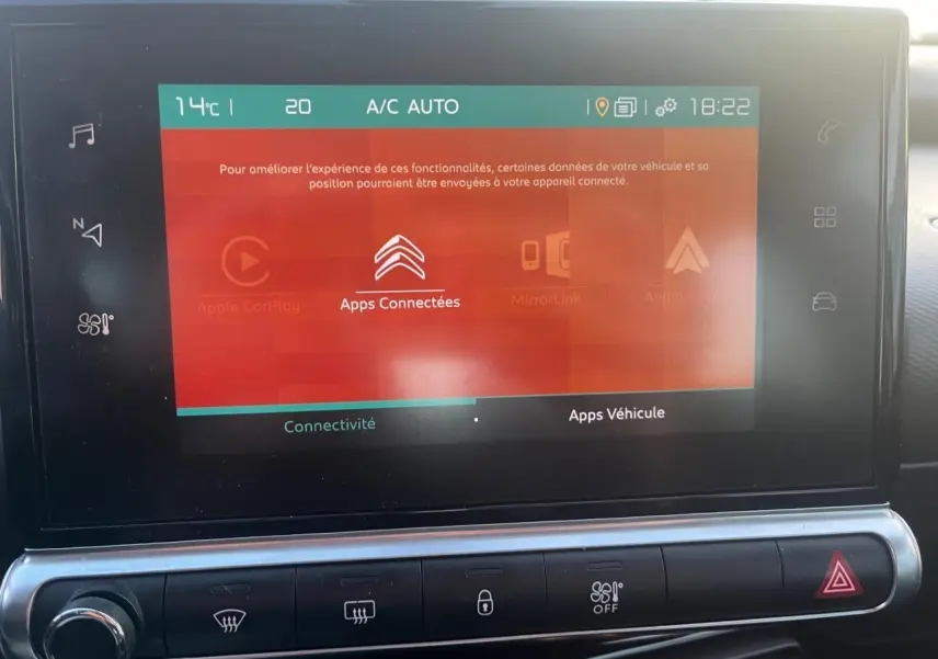 Écran tactile central de la Citroën C4 Cactus 2020 affichant les apps connectées avec commandes climatisation en dessous.