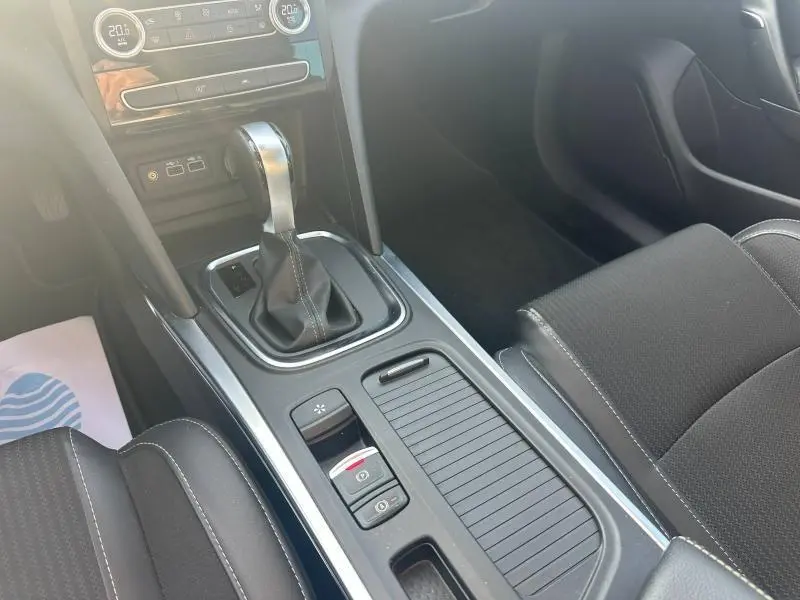 Vue intérieure centrée sur la console centrale et levier de vitesse automatique de la Renault Mégane Break gris Titanium.