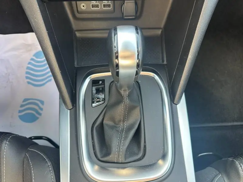 Vue rapprochée du levier de vitesses automatique en cuir noir et chrome de la Renault Mégane Break 2024.