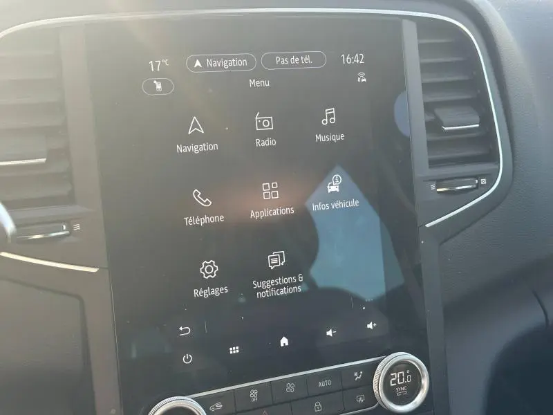 Écran tactile central de la Renault Mégane Break gris Titanium 2024 affichant le menu principal multimédia.