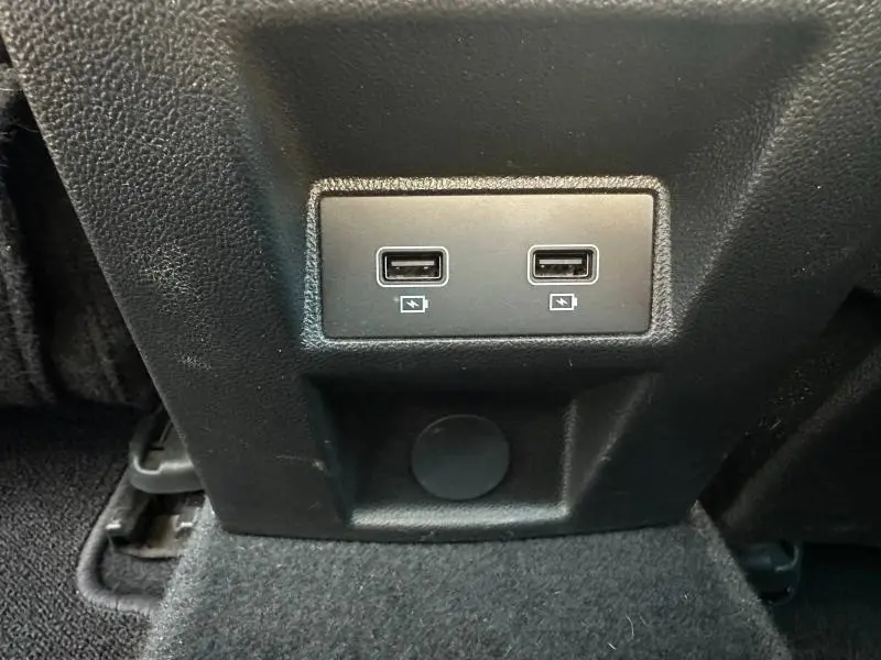 Gros plan sur deux ports USB noirs intégrés dans la console arrière d'une Renault Mégane Break gris Titanium.