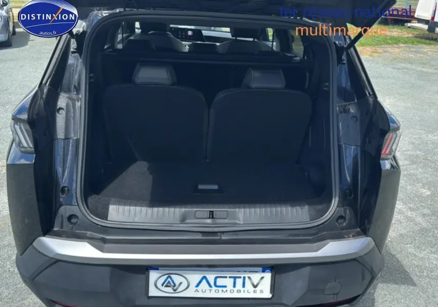 Vue arrière ouverte du Peugeot 5008 Hybrid 145 allure e-dcs6 noir, montrant le coffre et les sièges rabattables.