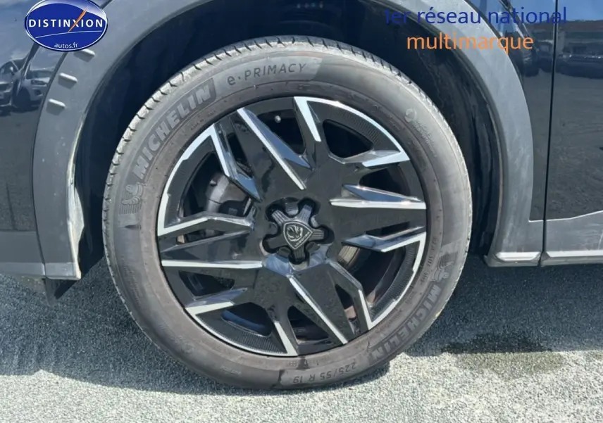 Gros plan sur la roue avant droite noire du Peugeot 5008 Hybrid 145 allure e-dcs6 avec jante alu stylisée.
