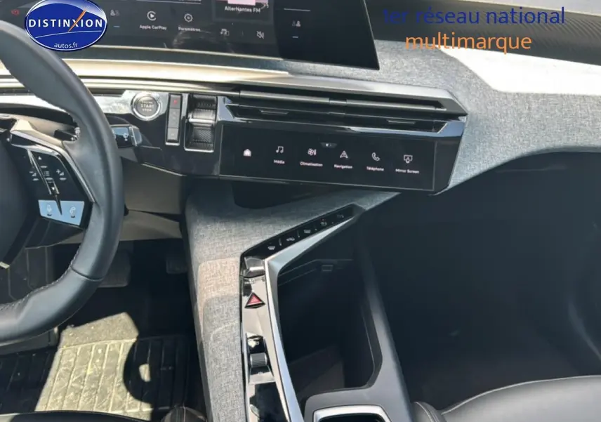 Vue intérieure côté conducteur du Peugeot 5008 Hybrid 145 allure e-dcs6 2025, tableau de bord moderne avec écran tactile et volant cuir.
