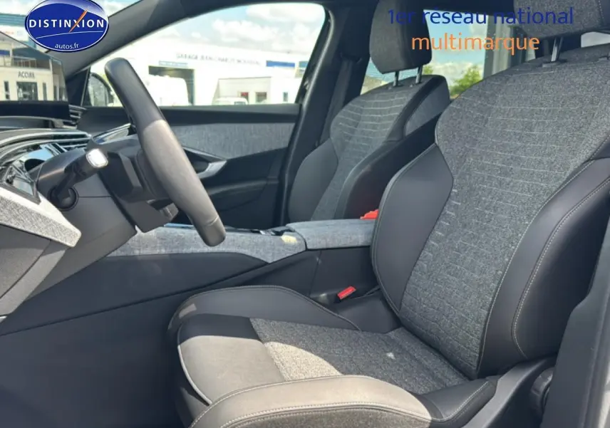 Vue intérieure côté conducteur du Peugeot 5008 Hybrid 145 allure e-dcs6 2025 avec sièges tissu gris et cuir noir.