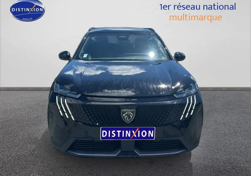 Peugeot 5008 Hybrid 145 allure e-dcs6 noir vue de face avec calandre distinctive et phares LED en griffes.