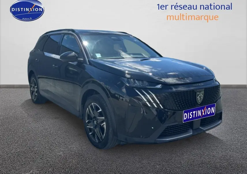 Peugeot 5008 noir en 3/4 avant droit, mettant en valeur sa calandre distinctive et ses phares LED fins.