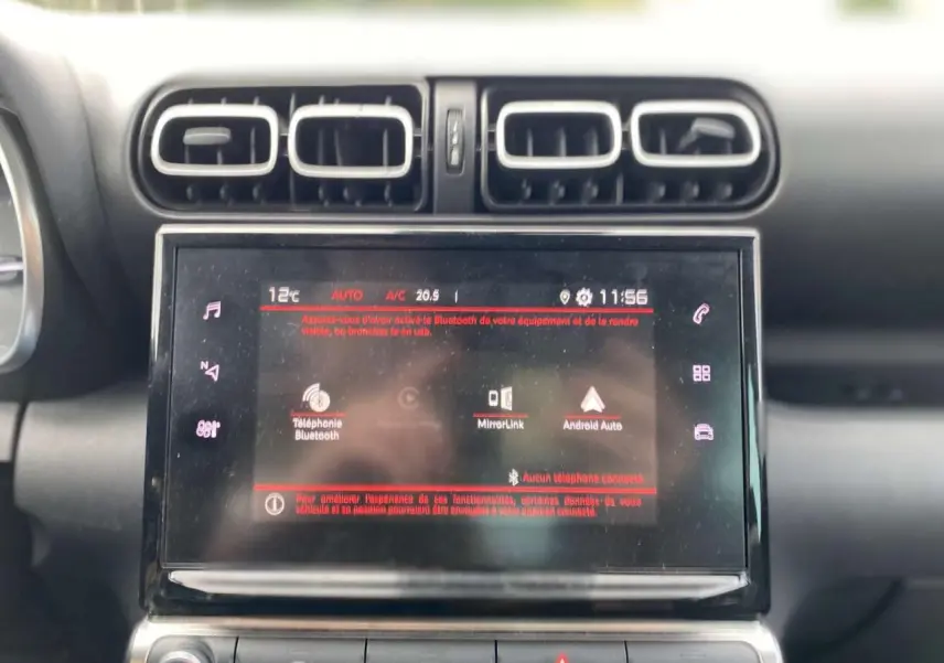 Vue rapprochée de l’écran tactile central et des aérateurs du tableau de bord du Citroën C3 Aircross blanc 2023.