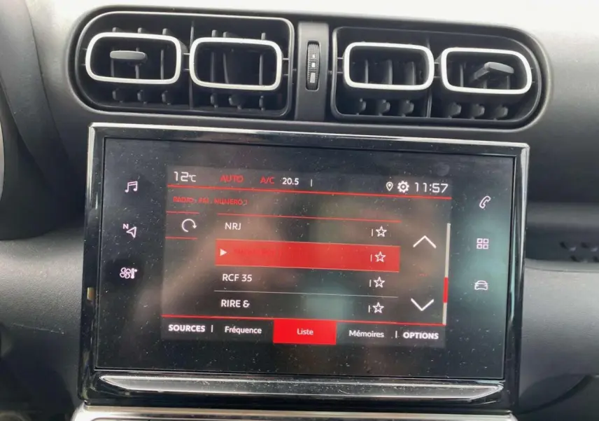 Écran tactile central avec commandes climatisation et radio dans l’habitacle d’un Citroën C3 Aircross 2023.