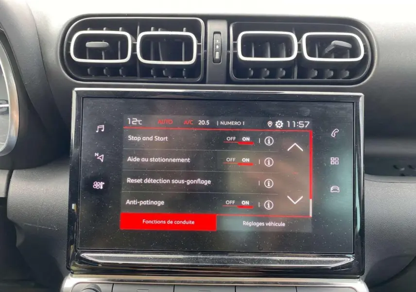 Vue rapprochée de l’écran tactile central du Citroën C3 Aircross 2023 blanc, affichant les réglages de conduite.