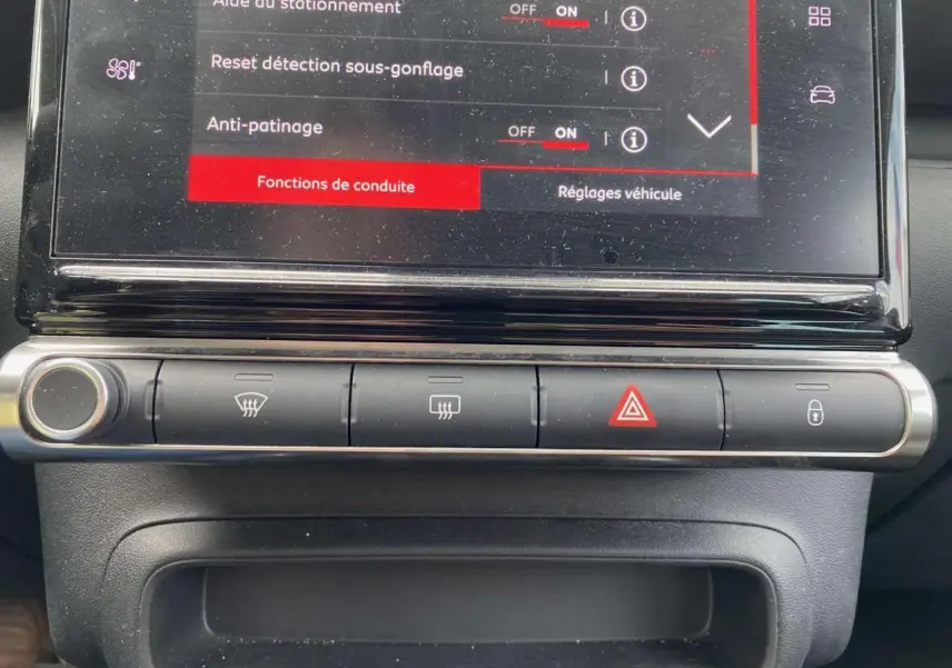 Détail de la console centrale avec écran tactile et boutons de commande sur Citroën C3 Aircross blanc 2023.