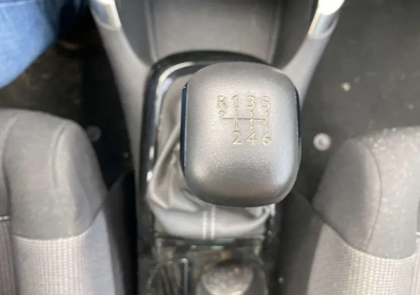 Vue rapprochée du levier de vitesses manuel noir dans l’habitacle du Citroën C3 Aircross blanc 2023.