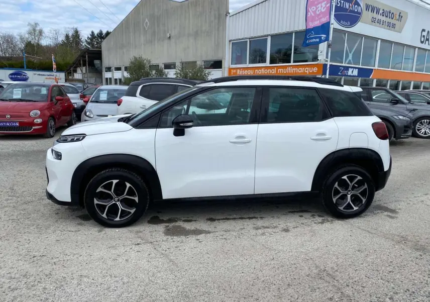 Profil côté droit du Citroën C3 Aircross blanc 2023 avec jantes noires et toit noir contrastant.