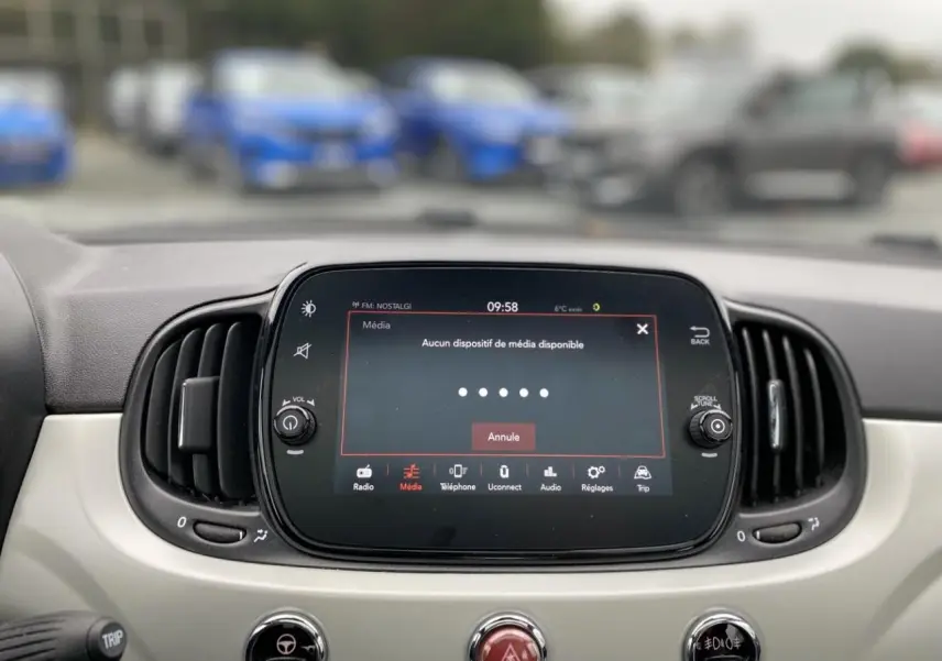 Vue rapprochée de l’écran tactile central de la Fiat 500 2019, affichant le menu média avec tableau de bord beige clair.
