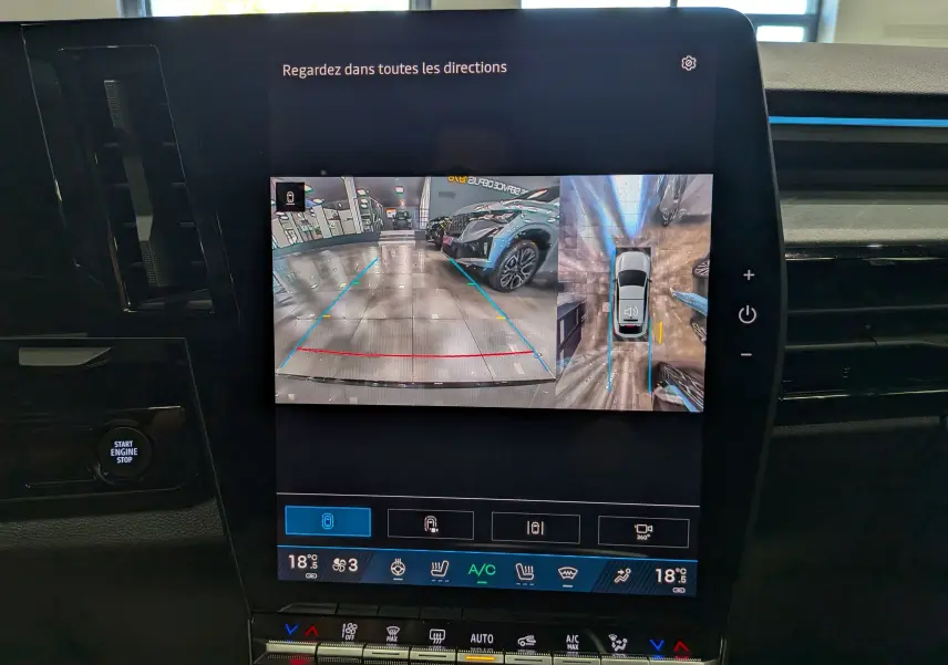 Écran central du Renault Rafale gris schiste montrant la caméra de recul et la vue 360° intérieure du véhicule hybride.