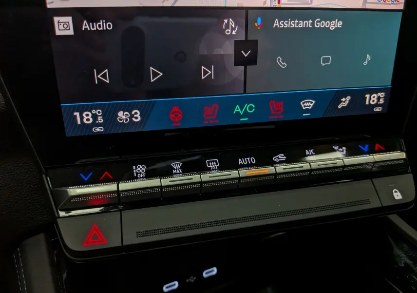 Détail de la console centrale avec commandes climatisation et écran tactile du Renault Rafale gris Schiste, version hybride 2026.