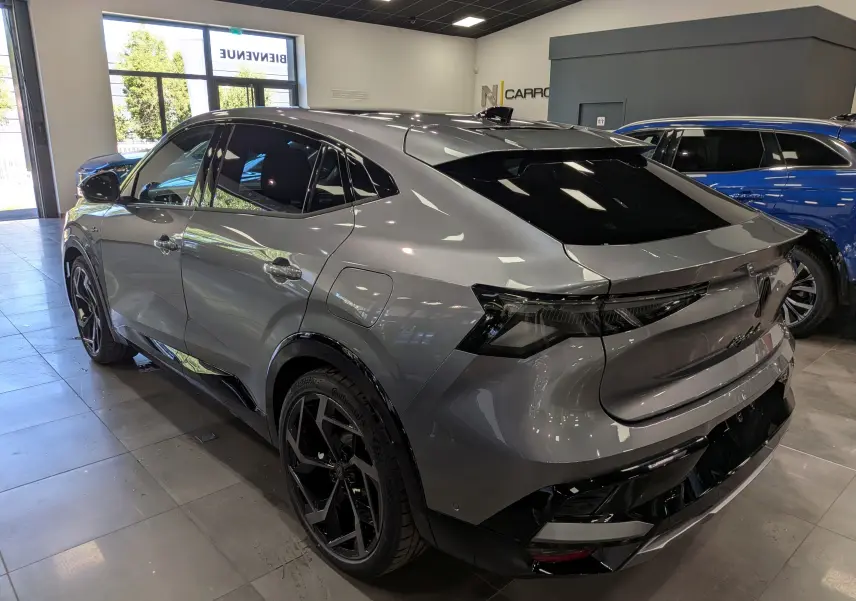 Vue 3/4 arrière droite du Renault Rafale gris schiste avec jantes noires et vitres teintées en showroom.