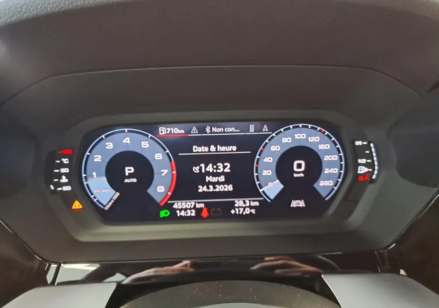Tableau de bord numérique de l'Audi A3 Sportback 35 TFSI 150 S Line, affichage clair avec compte-tours et vitesse.