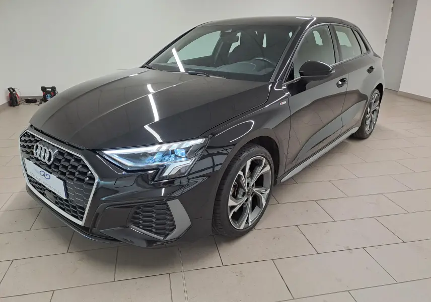 Audi A3 Sportback 35 TFSI S Line noir mythic vue 3/4 avant droit, avec jantes alliage et calandre hexagonale distinctive.