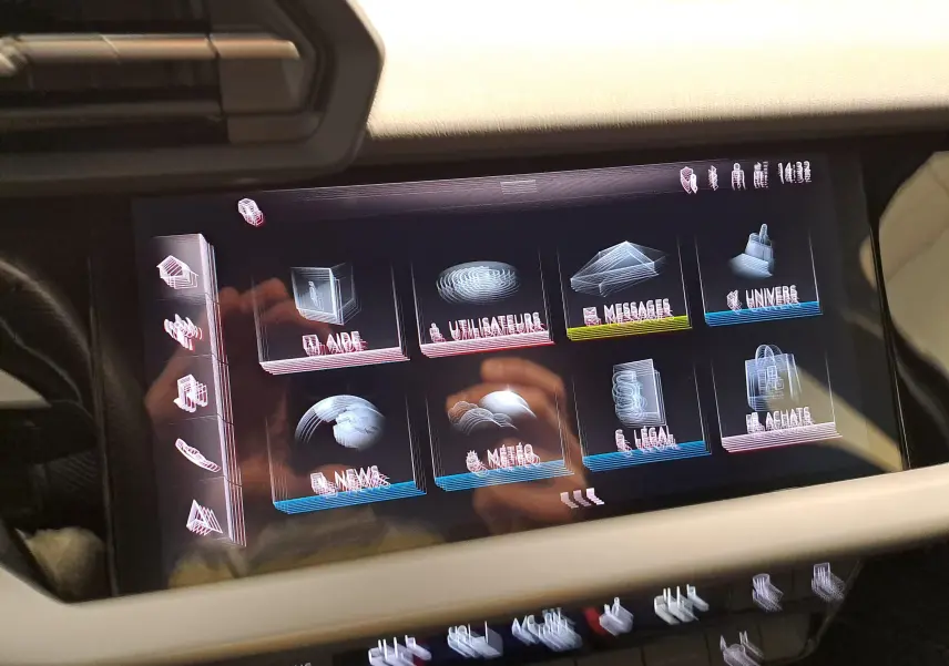Écran tactile central de l’Audi A3 Sportback 2023 en gros plan, affichant le menu multimédia avec interface moderne.