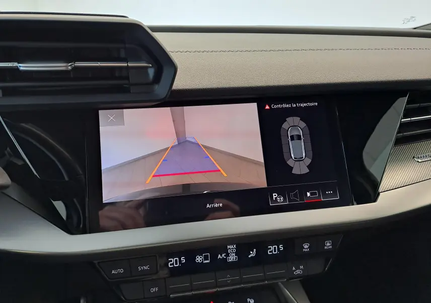 Vue intérieure du tableau de bord de l'Audi A3 Sportback 2023 avec écran de caméra de recul et affichage digital.