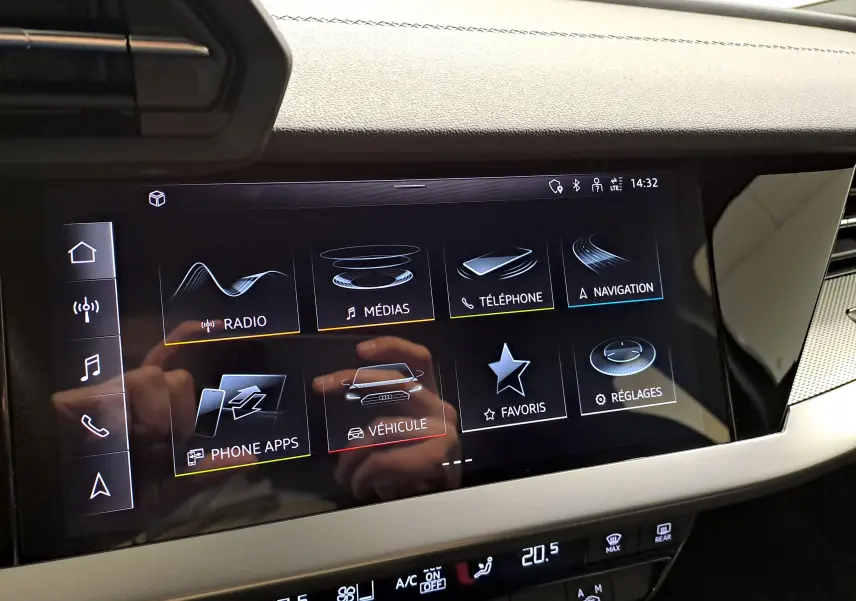 Écran tactile central de l’Audi A3 Sportback 35 TFSI S Line 2023, affichant le menu multimédia dans un intérieur noir.