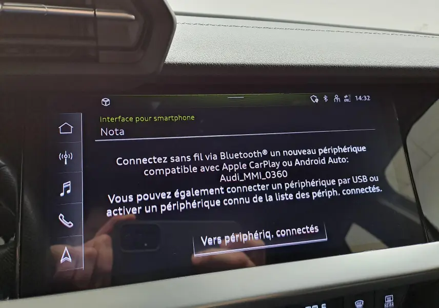 Écran tactile central de l’Audi A3 Sportback 2023 affichant l’interface smartphone avec options Bluetooth et Apple CarPlay.