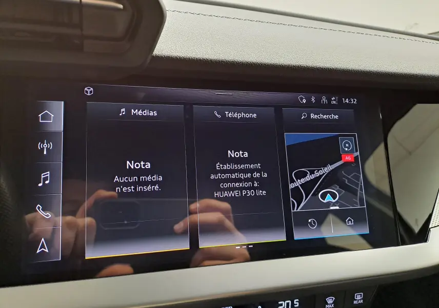 Écran tactile central de l’Audi A3 Sportback 35 TFSI S Line 2023, affichant navigation et connectivité smartphone.