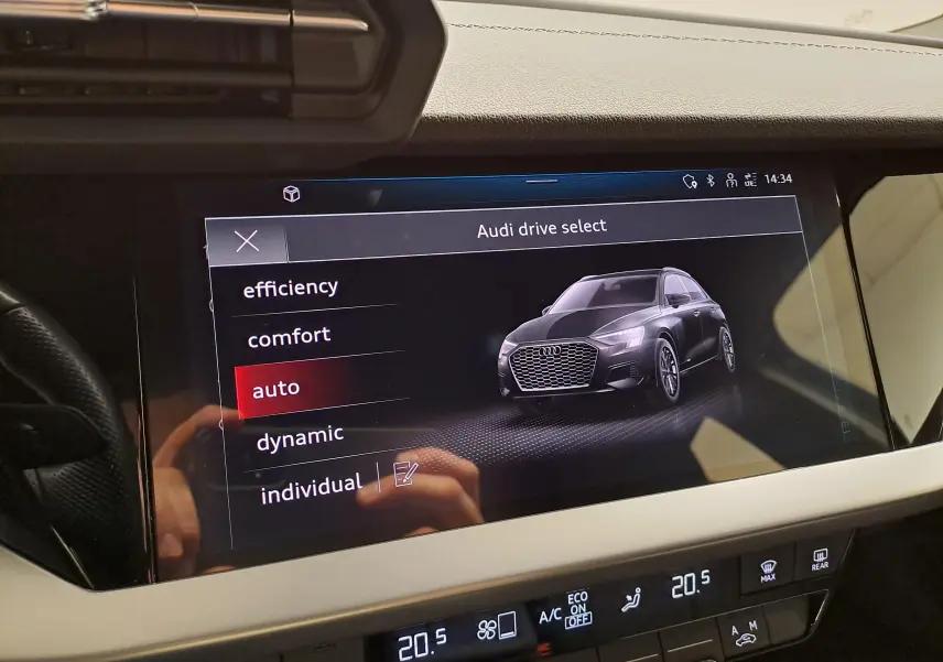 Écran central affichant le menu Audi drive select avec une image 3/4 avant d'une Audi A3 Sportback noir mythic.