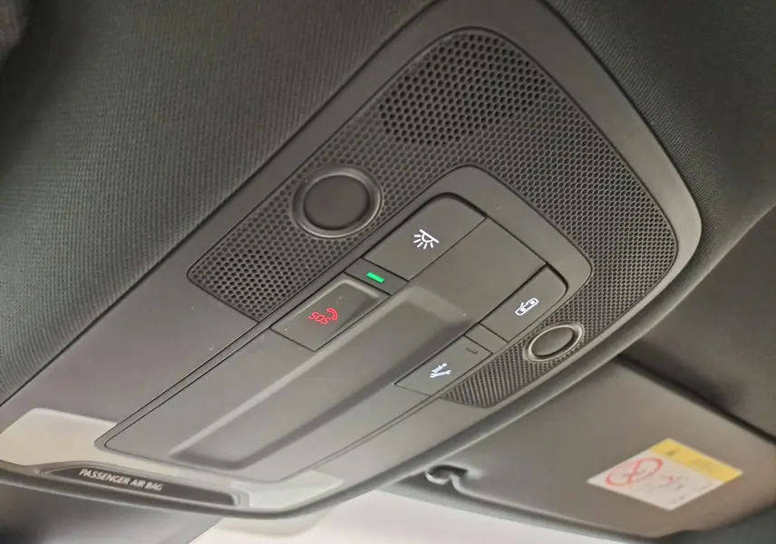 Plafonnier intérieur avec commandes SOS et éclairage, Audi A3 Sportback 35 TFSI S Line noir mythic 2023.