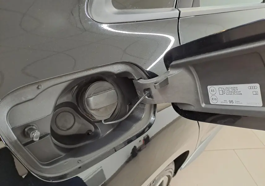 Gros plan sur la trappe à carburant côté gauche d’une Audi A3 Sportback 35 TFSI 2023 en noir mythic.