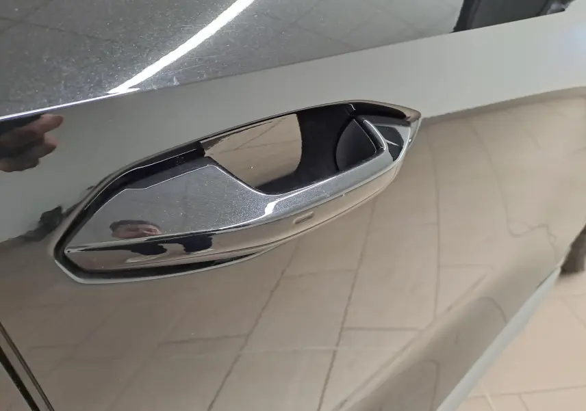 Poignée de porte noire brillante de l'Audi A3 Sportback 35 TFSI S Line 2023, vue en gros plan côté gauche.