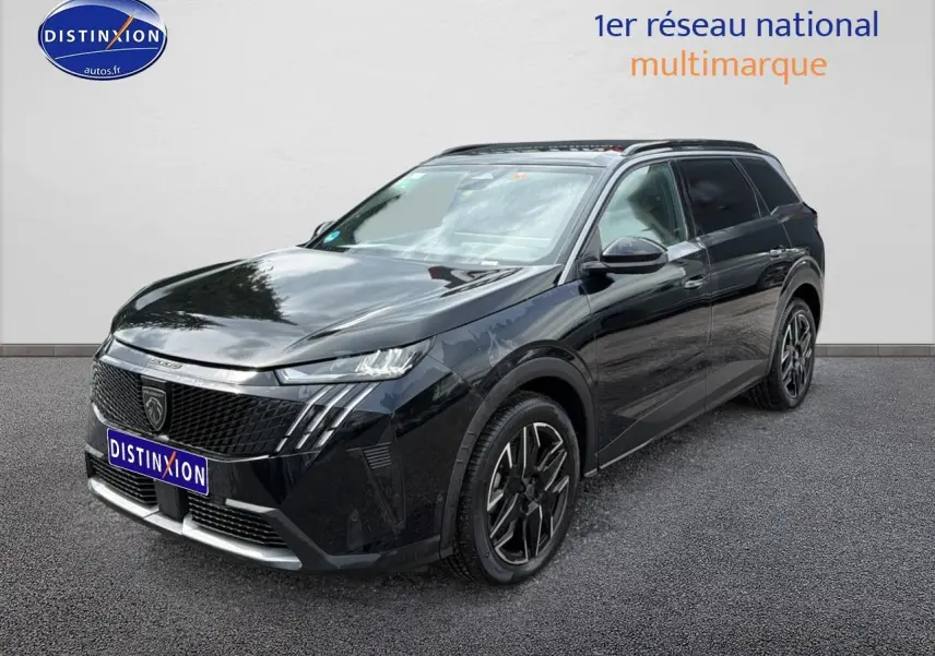 Peugeot 5008 Hybrid 145 allure noir vue 3/4 avant droit avec jantes alu et toit panoramique.